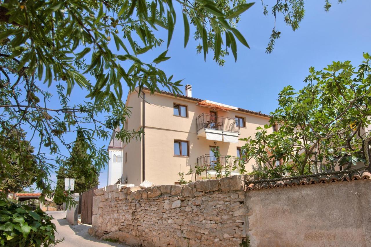 Apartments Tiny Garden Медулин Екстериор снимка