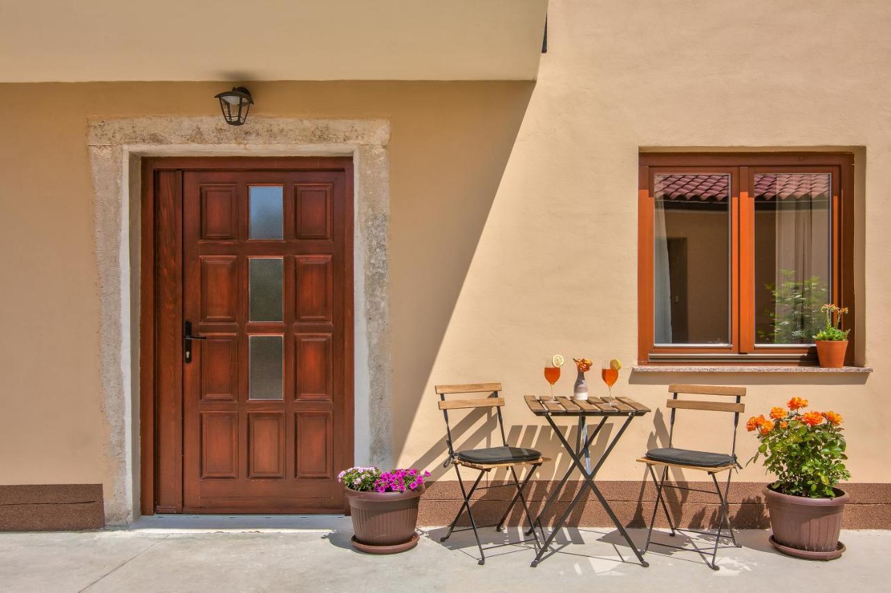 Apartments Tiny Garden Медулин Екстериор снимка