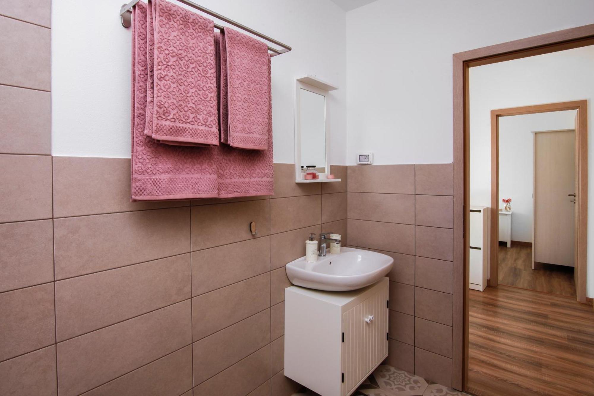 Apartments Tiny Garden Медулин Екстериор снимка