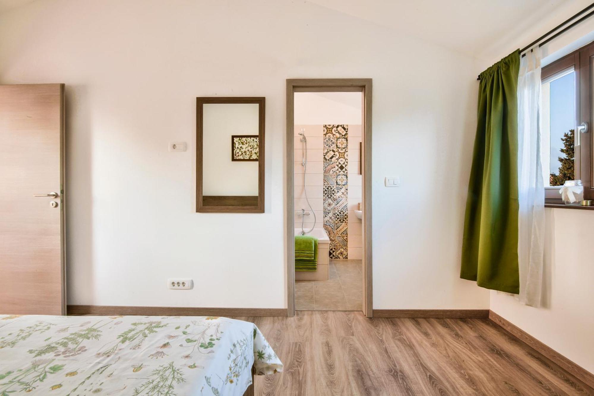 Apartments Tiny Garden Медулин Екстериор снимка