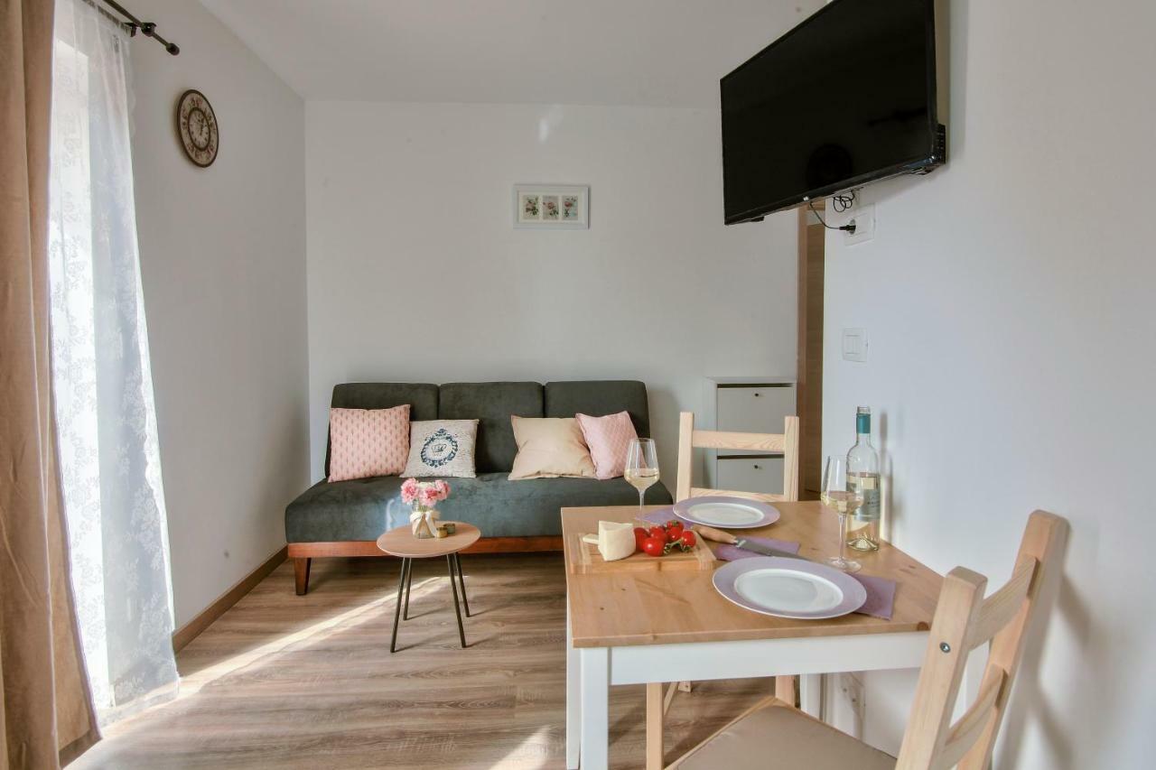 Apartments Tiny Garden Медулин Екстериор снимка