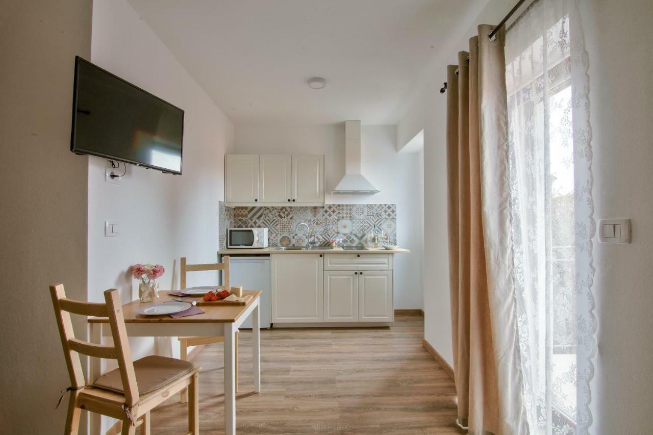 Apartments Tiny Garden Медулин Екстериор снимка