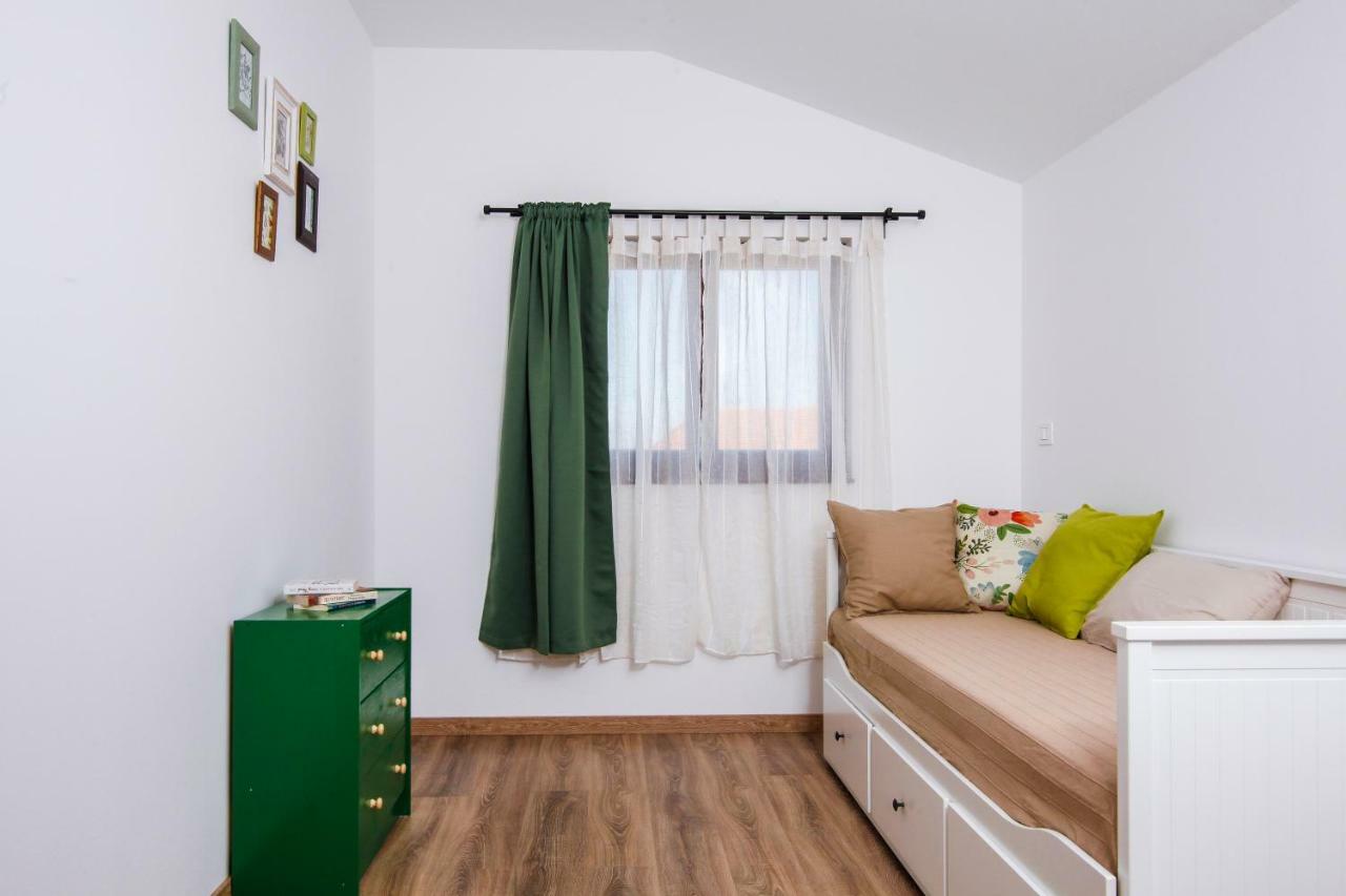 Apartments Tiny Garden Медулин Екстериор снимка