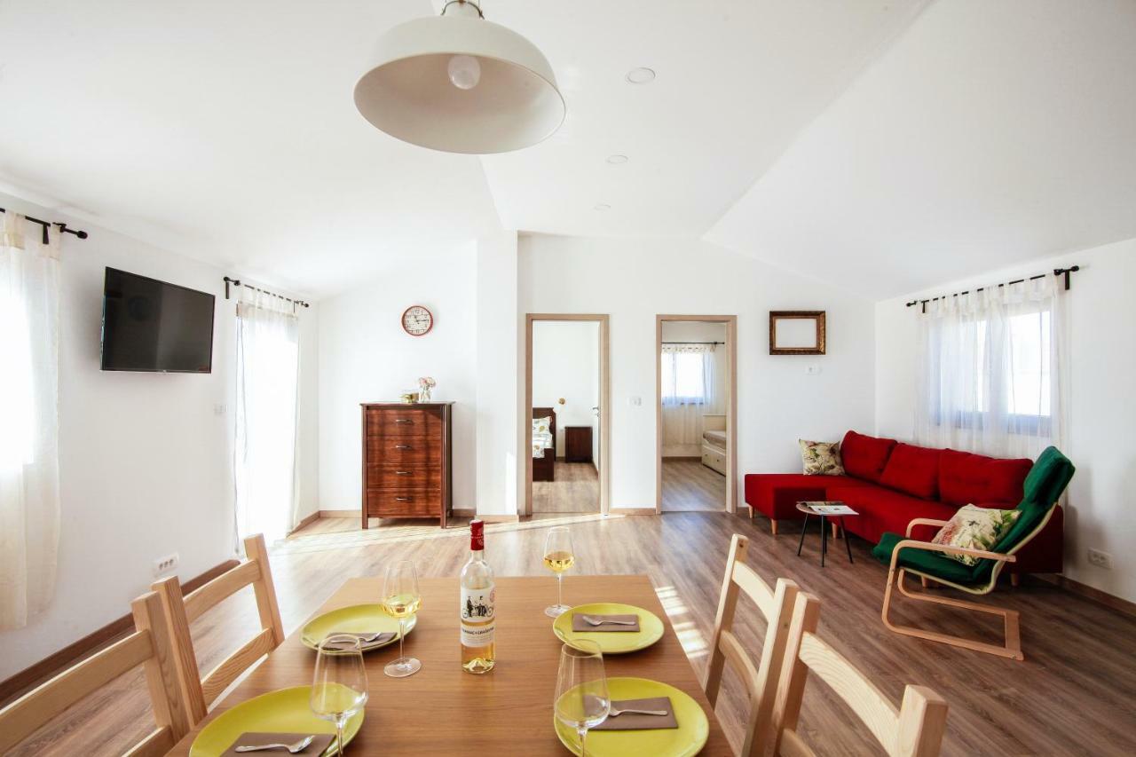Apartments Tiny Garden Медулин Екстериор снимка